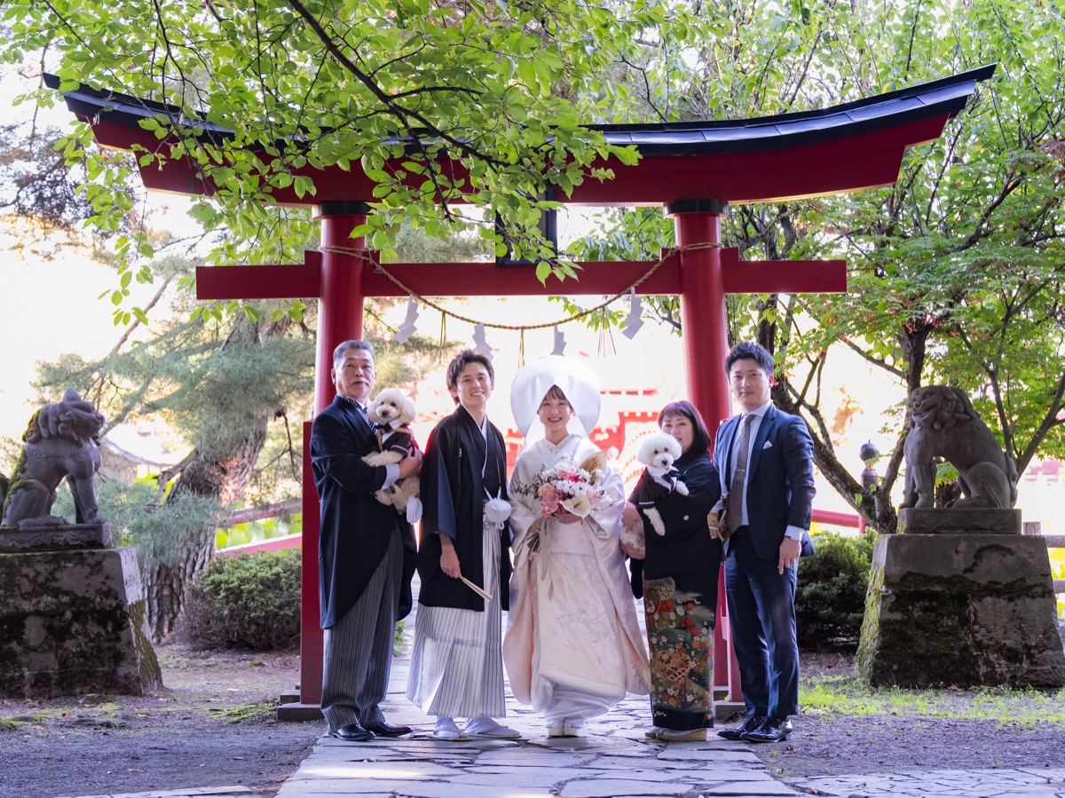 ご家族と新郎新婦が並ぶ記念写真。