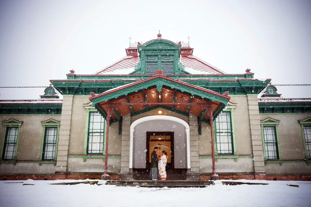 旧弘前偕行社の洋館を背景に立つ新郎新婦