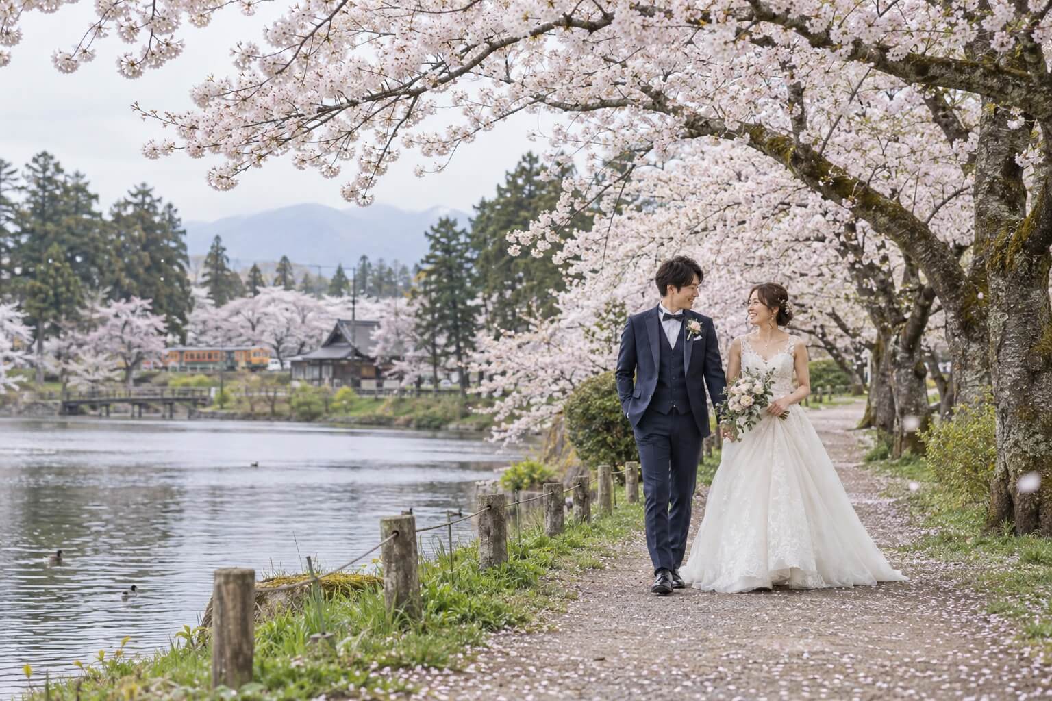 青森県の芦野公園で桜とともに撮影するフォトウェディング