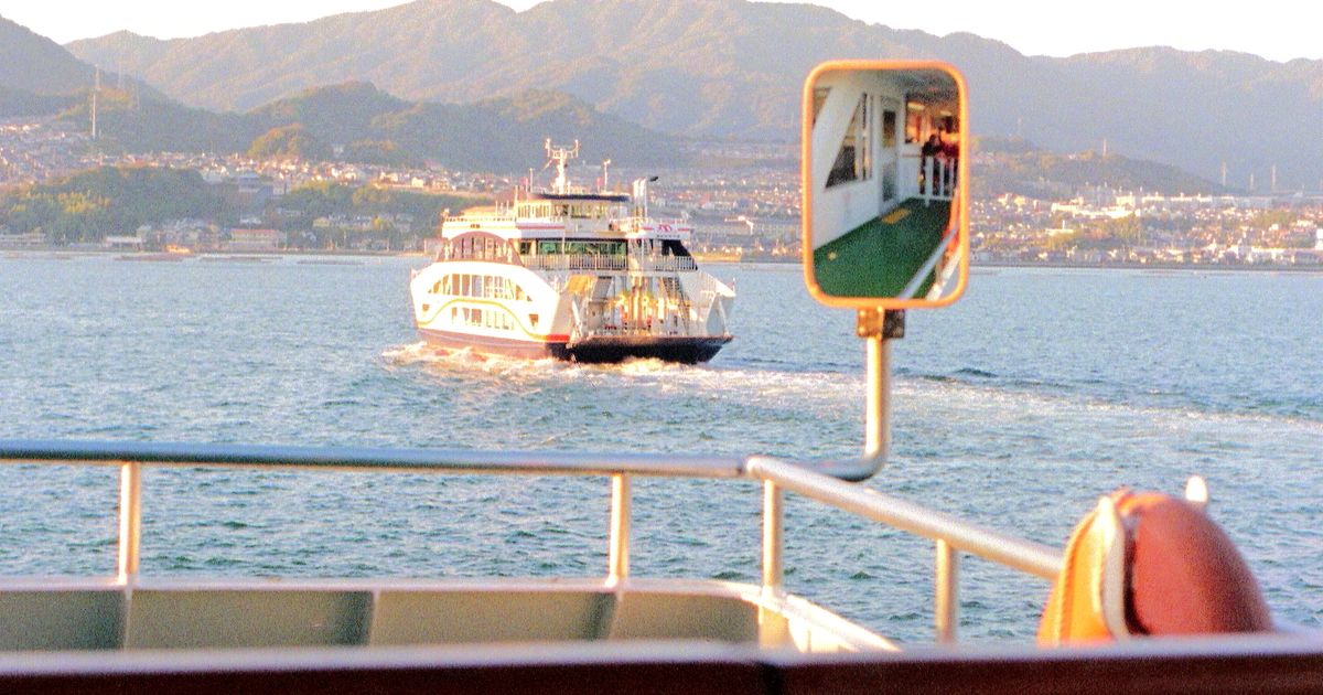 海を渡る結婚旅行をイメージした日本の海上風景（イメージ写真・津軽海峡の実景ではありません）